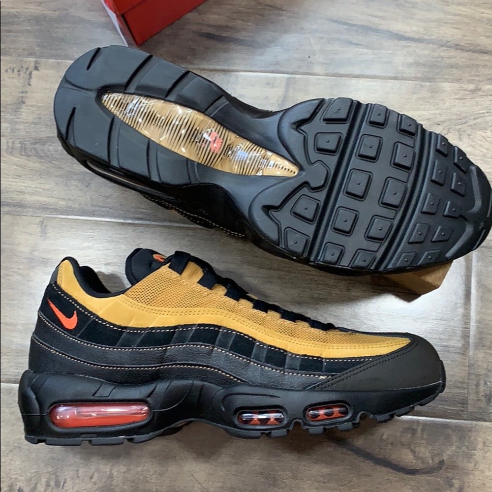 NIKE AIR MAX 95 ESSENTIAL men’s running shoes - Picture 3 of 16